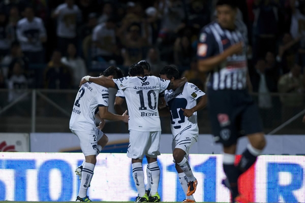 Los universitarios celebrando el primer gol del Chispa en el torneo.