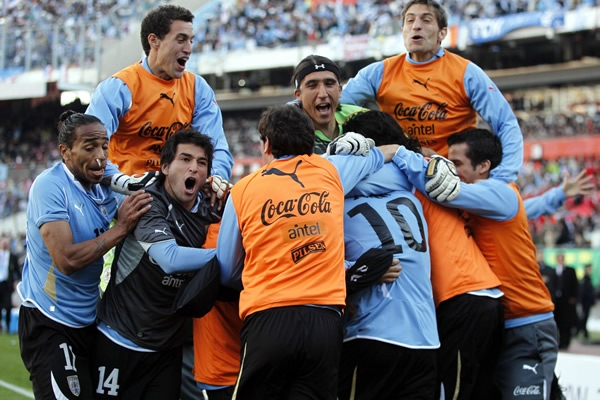 Los uruguayos festejaron el gol que les aseguraba el campeonato.