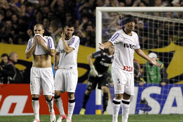 Los visitantes lamentan el gol de Boca Juniors.