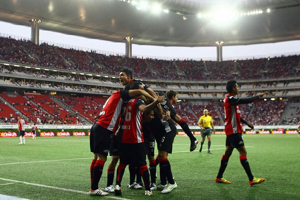 Los zorros en pleno festejo de su anotación.
