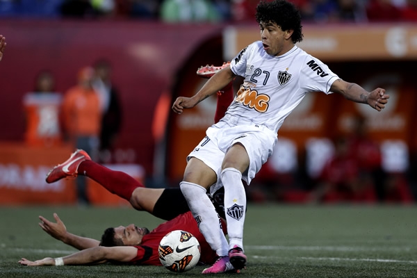 Luan frente al arquero, golpea.