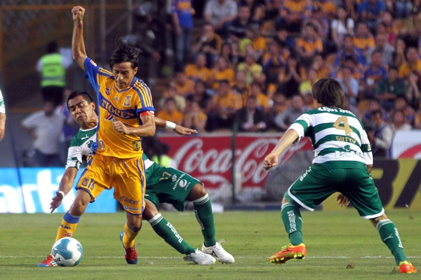 Lucas Lobos desbordando rivales.