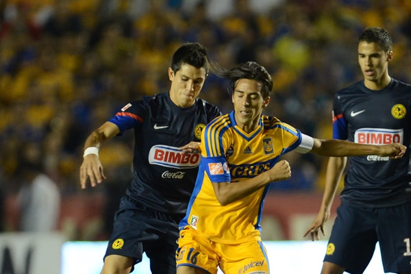 Lucas Lobos recibía la marca doble.