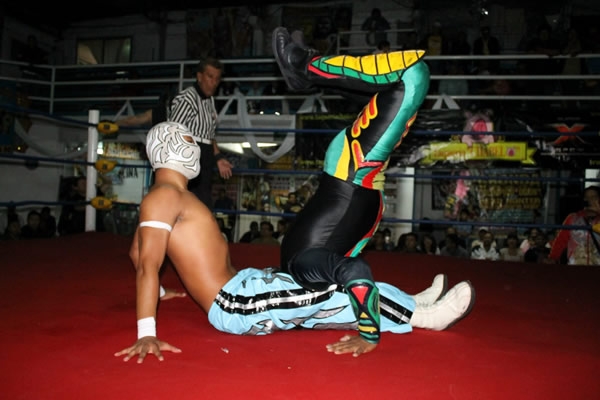 Lucha extrema al ritmo de surf.