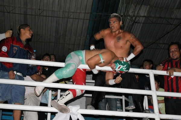 Lucha extrema al ritmo de surf.