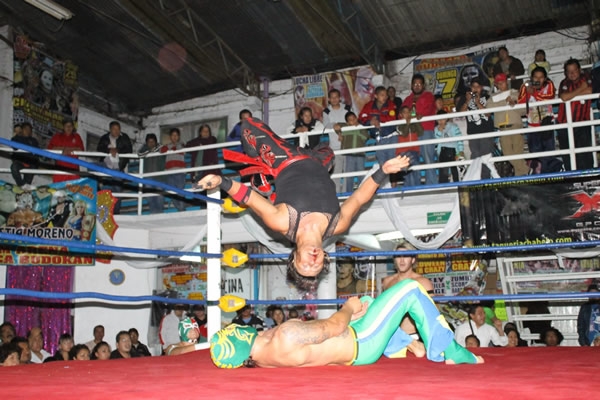 Lucha extrema al ritmo de surf.