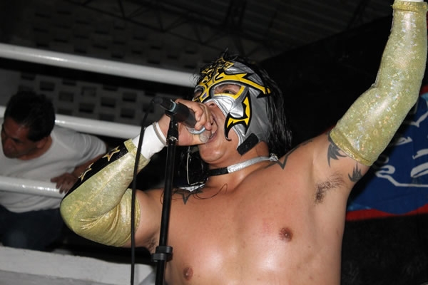 Lucha extrema al ritmo de surf.