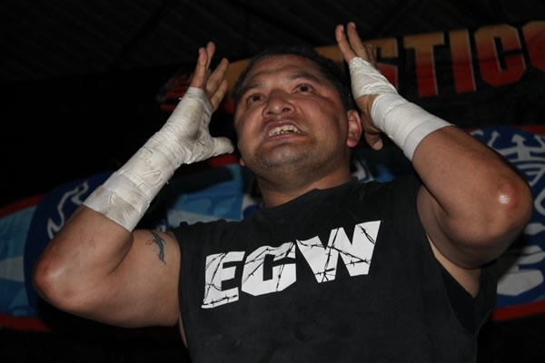 Lucha extrema al ritmo de surf.