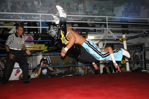 Lucha extrema al ritmo de surf.