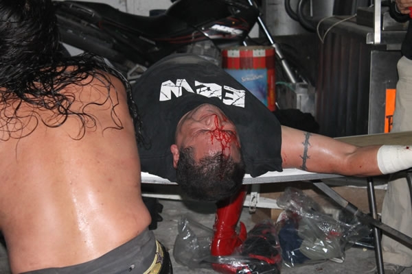 Lucha extrema al ritmo de surf.