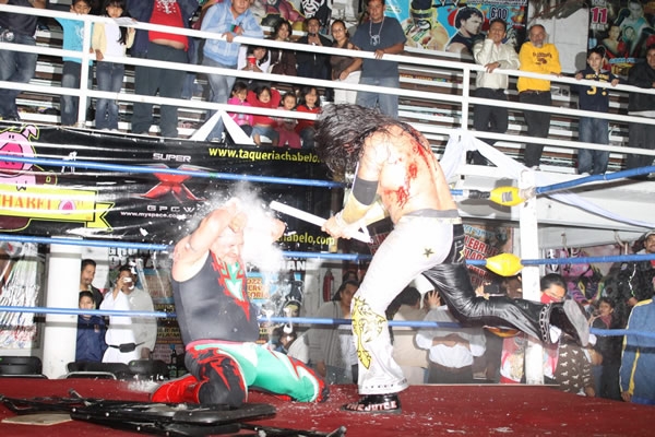 Lucha extrema al ritmo de surf.