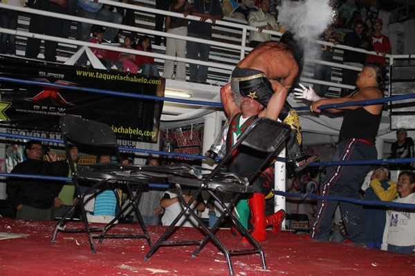 Lucha extrema al ritmo de surf.