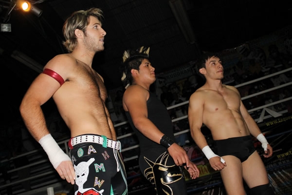 Lucha extrema al ritmo de surf.