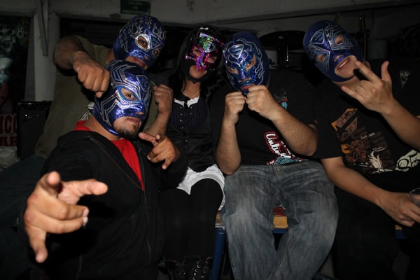 Lucha extrema al ritmo de surf.