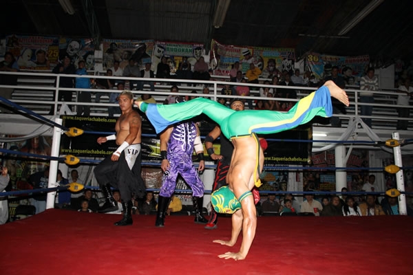 Lucha extrema al ritmo de surf.