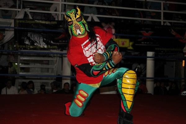 Lucha extrema al ritmo de surf.