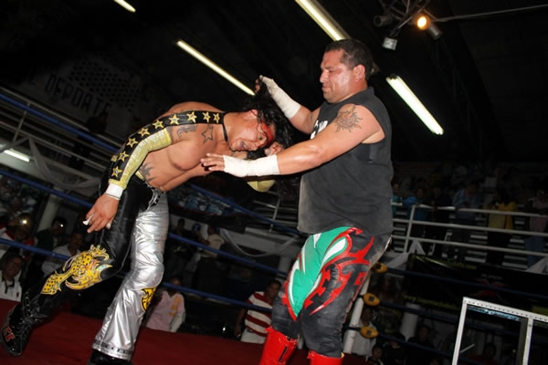 Lucha extrema al ritmo de surf.Lucha extrema al ritmo de surf.