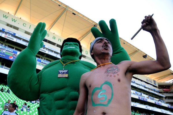 Lucharan, no se a cuantas caídas, pero será a 90 minutos.