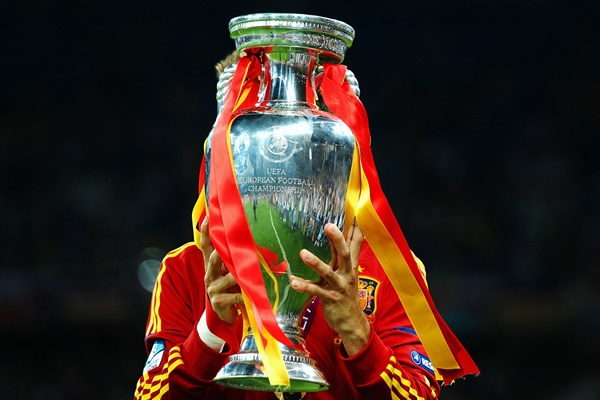 Luciendo orgullosos la Copa Europea.
