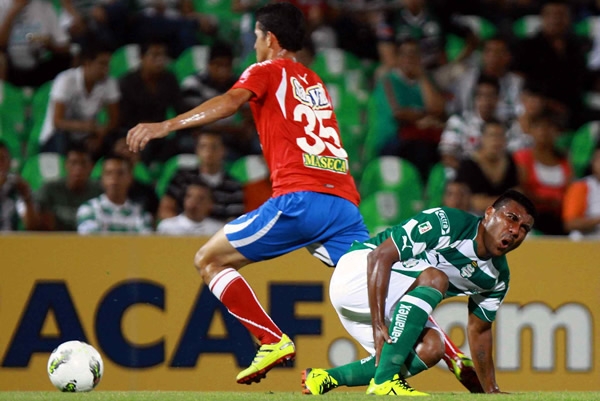 Ludueña en el pasto quejándose de una falta.