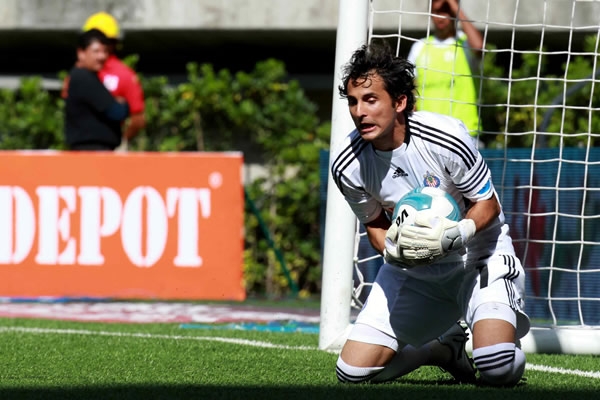 Luis Ernesto Michel estuvo seguró en la portería de Chivas.