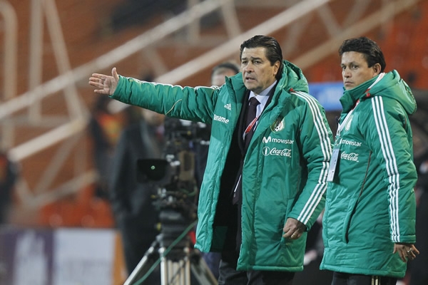 Luis Fernando Tena no cesó de dar indicaciones.