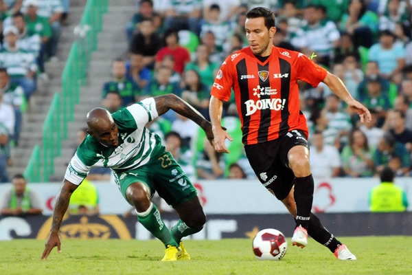 Luis Gabriel Rey finta a Baloy y lo deja en el suelo.