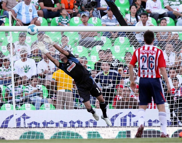 Luis Michel evitando la caída de su marco.