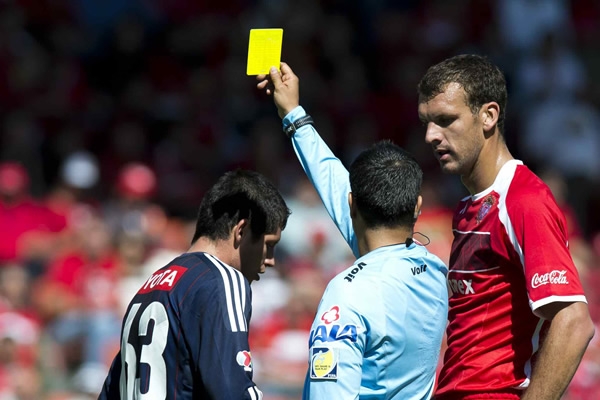 Luis Morales, de Chivas, fue amonestado.