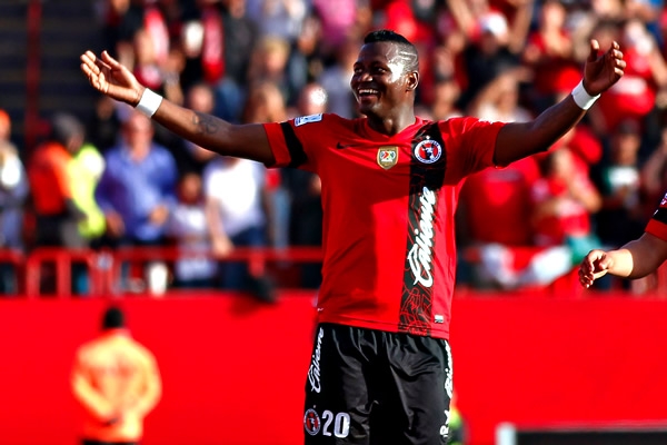 La mala marca de la zaga del Galo permite que la Duvier aniquile al arquero.