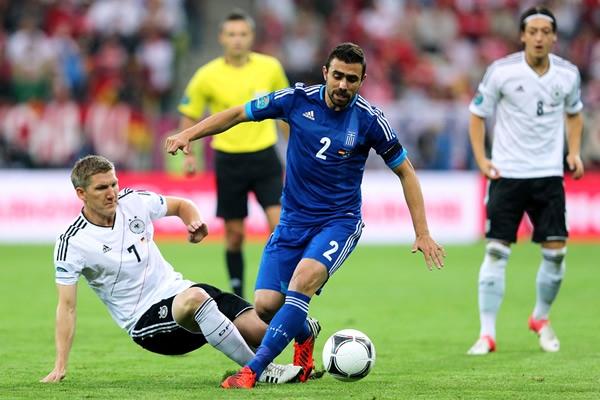 Maniatis atento desarma un ataque alemán.