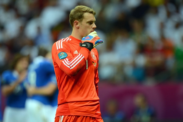 Manuel Neuer, arquero alemán, nada pudo hacer en los goles italianos.