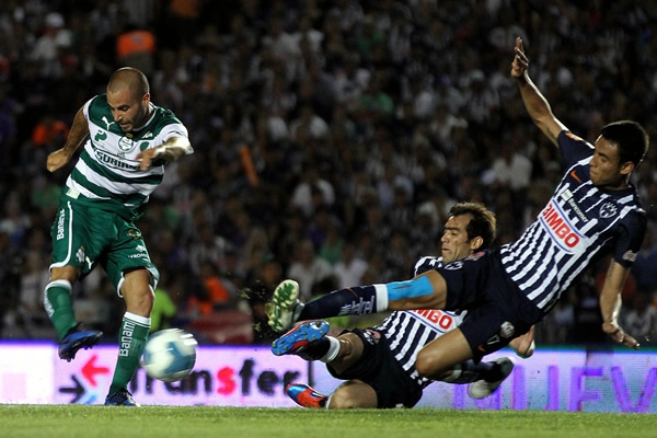 Marc Crosas asistió a Oribe Peralta en el gol de Santos.