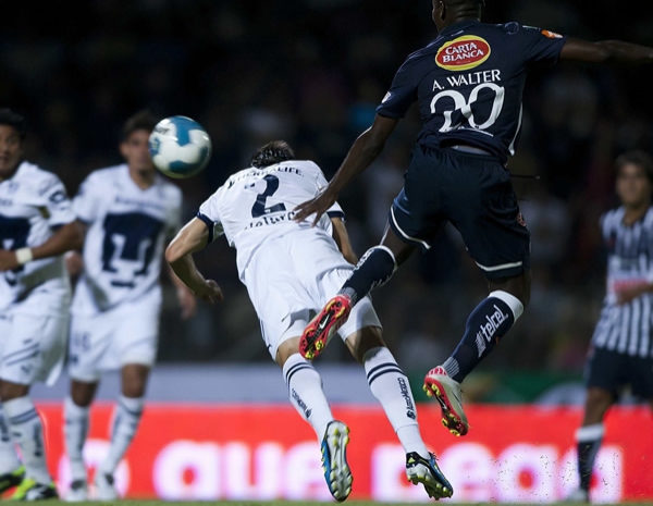 Con la marca de Ayoví, Velarde se tiro de palomita y puso adelante a Pumas.