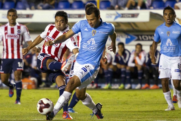 Marco Fabián batalló durante todo el encuentro.