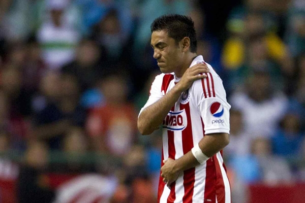 Marco Fabián se lesionó del hombro derecho y salió en la primera mitad.
