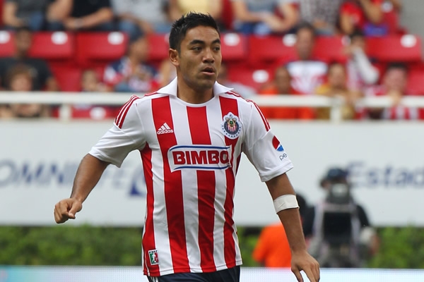 Marco Fabián observando el campo para generar peligro.