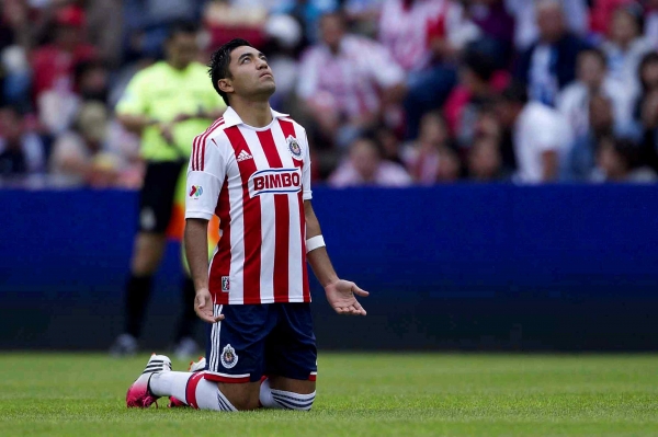 Marco Fabián se encomendaba antes del partido.