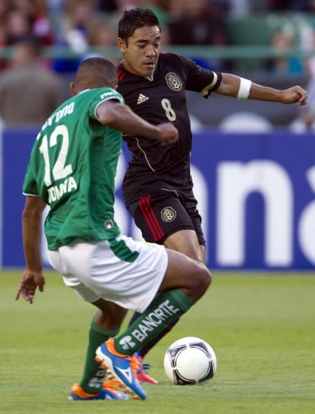 Marco Fabián tratando de armar un ataque mexicano.