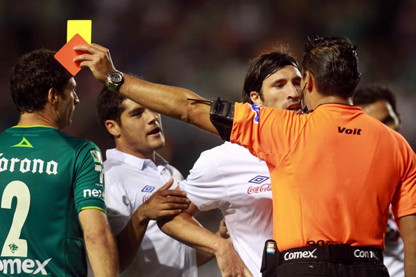 Marco Rodríguez no dudó en sacar las tarjetas.