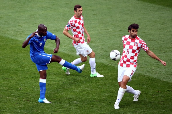 Mario Balotelli trató de sorprender a la zaga croata, pero Vedran Corluka tapó su disparo.