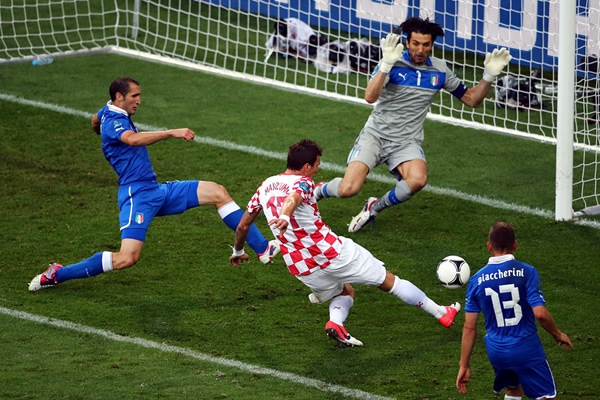 Mario Mandzukic vence a Gianluigi Buffon para poner el 1-1 definitivo.