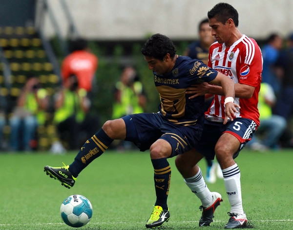 Martín Bravo tuvo una gtarde sifícil con la defensa de Chivas.