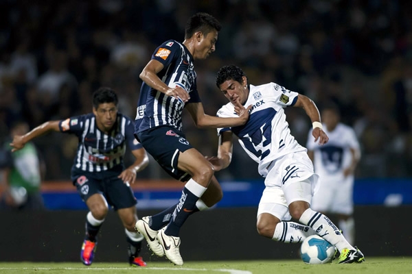 Martín Bravo intentó pero no pudo contra la zaga de Rayados.