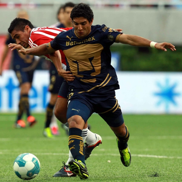 Martín Bravo intentó, pero no pudo con la defensa rojibanca.