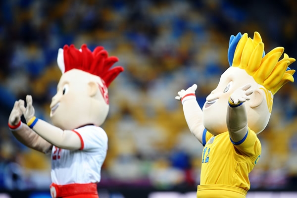 Las mascotas oficiales de la Eurocopa no podían faltar a este partido.