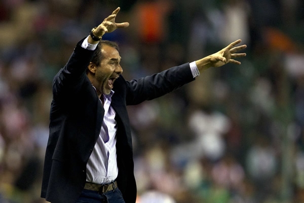 Matosas vivió con intensidad el partido.