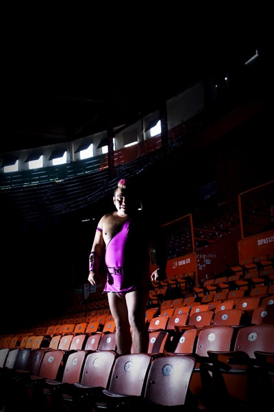 Máximo busca no perder de nuevo la cabellera.