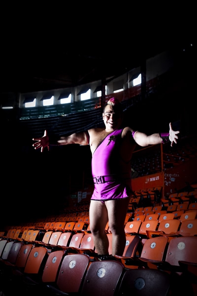 Máximo busca no perder de nuevo la cabellera.