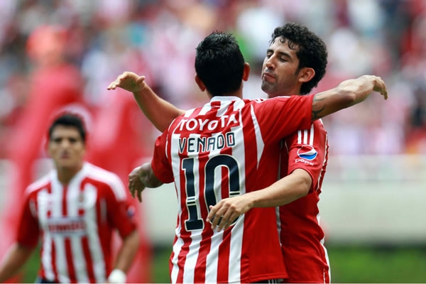 Medina y Mejía celebran el gol del empate, al minuto 67.